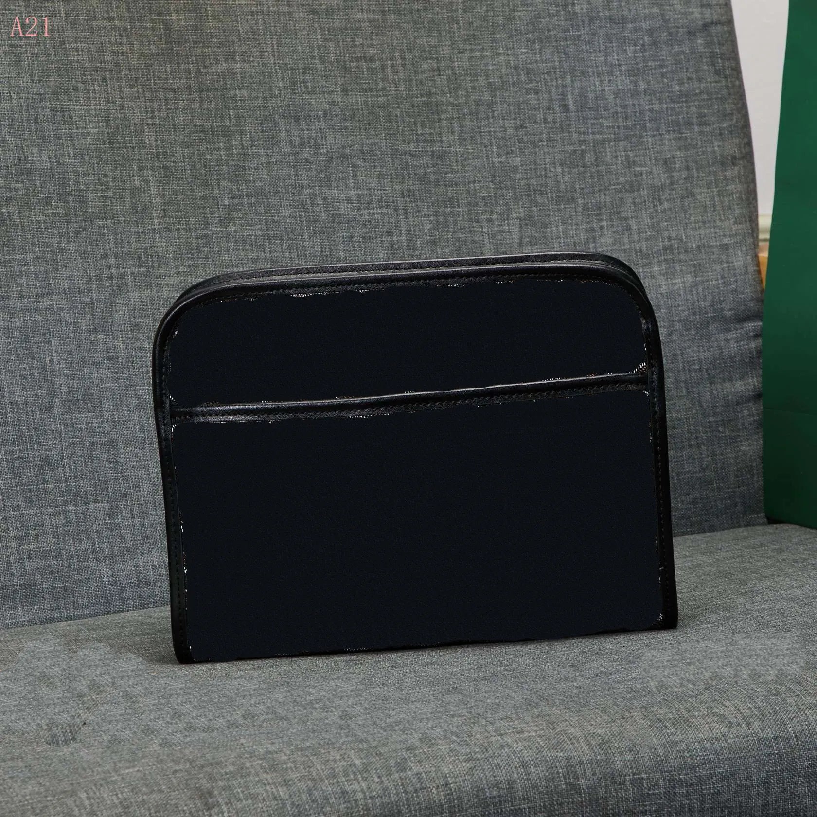 Designer Luxury Toiletry Bag Clutch Bag a Must-Have for Stylish Casual Travel